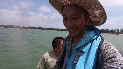 06:27小胡赶海开着几十万的渔船出深海捕捞螃蟹,看看收获,激动的心就